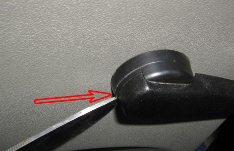 Выдвигание фиксатора ручки стеклоподъемника задней двери Лада Гранта (ВАЗ 2190)