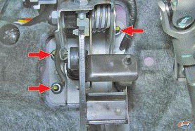 Отверните гайки крепления главного цилиндра привода выключения сцепления на автомобиле Hyundai Solaris