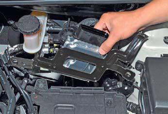 Снимите блок управления двигателем в сборе с кронштейном на автомобиле Hyundai Solaris