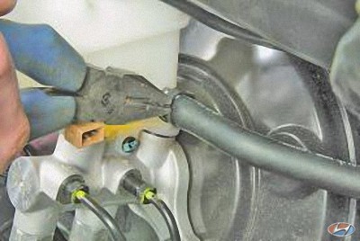 Сдвиньте хомут тормозного цилиндра по шлангу на автомобиле Hyundai Solaris 