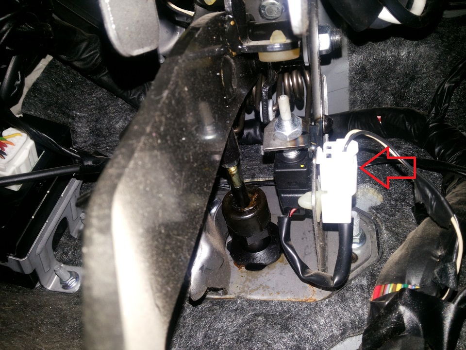 Отсоединить колодку проводов от разъема датчика положения конца хода педали сцепления на автомобиле Hyundai Solaris