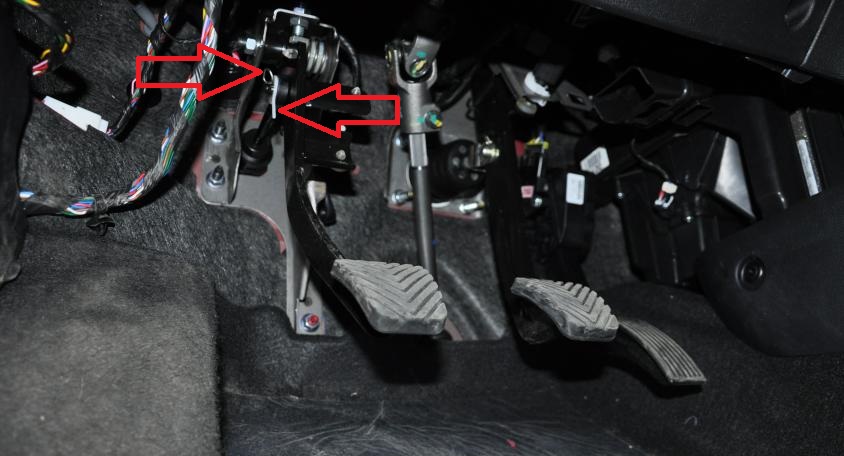 Извлеките пружинный фиксатор из привода выключения сцепления на автомобиле Hyundai Solaris