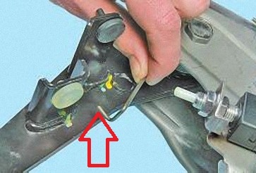 Выведите из зацепления с педалью сцепления отогнутый конец возвратной пружины на автомобиле Hyundai Solaris