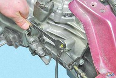 Выверните болт крепления наконечника провода «массы» на автомобиле Hyundai Solaris