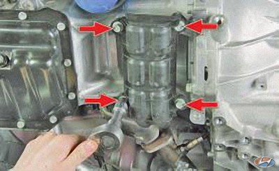 Выверните четыре болта крепления защитного кожуха на автомобиле Hyundai Solaris
