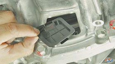 Снимите заглушку люка в картере гидротрансформатора на автомобиле Hyundai Solaris