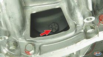 Отверните шесть гаек крепления гидротрансформатора к диску на автомобиле Hyundai Solaris