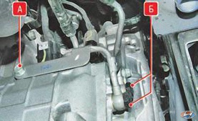 Выверните болты-штуцера трубопроводов системы охлаждения рабочей жидкости и болт крепления кронштейнов трубопроводов на автомобиле Hyundai Solaris