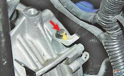 Выверните болт крепления провода «массы» на автомобиле Hyundai Solaris