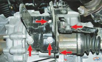 Выверните крепления задней опоры подвески силового агрегата на автомобиле Hyundai Solaris