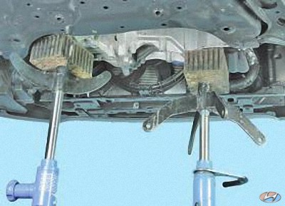 Установите опоры под двигатель и коробку передач на автомобиле Hyundai Solaris