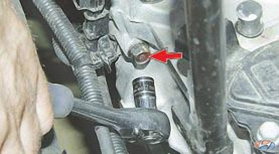 Выверните болты крепления коробки передач к двигателю на автомобиле Hyundai Solaris