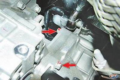 Выверните болты крепления коробки передач к двигателю, два сзади на автомобиле Hyundai Solaris