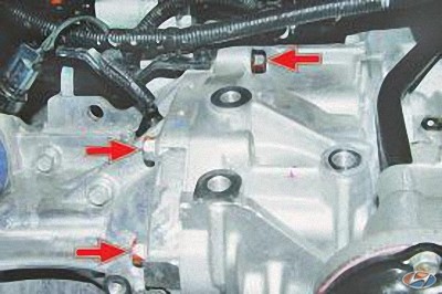 Выверните болты крепления коробки передач к двигателю, три спереди на автомобиле Hyundai Solaris