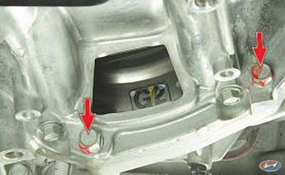 Выверните болты крепления коробки передач к двигателю, два снизу на автомобиле Hyundai Solaris