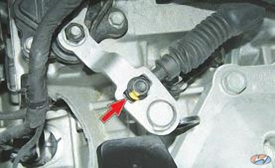 Отверните крепления наконечника троса управления коробкой передач на автомобиле Hyundai Solaris