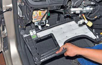 Отсоединяем колодки проводов выключателя зажигания и катушки на автомобиле Hyundai Solaris
