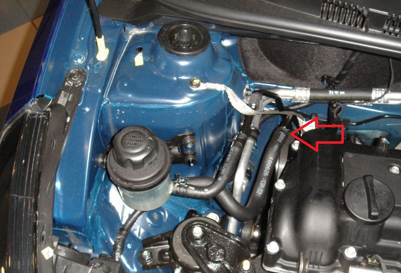 Отсоединить питающий шланг от трубопровода насоса гидроусилителя рулевого управления на автомобиле Hyundai Solaris