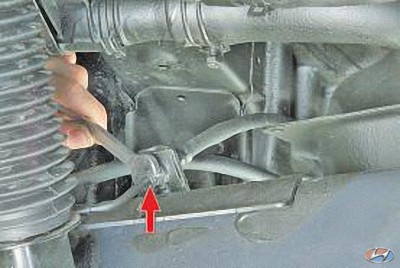 Отверните гайку крепления тормозного трубопровода к наконечнику шланга на автомобиле Hyundai Solaris