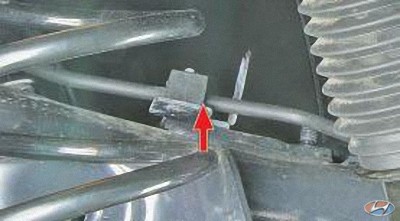 Извлеките трубопровод из держателя на балке задней подвески и снимите трубопровод с автомобиля на автомобиле Hyundai Solaris