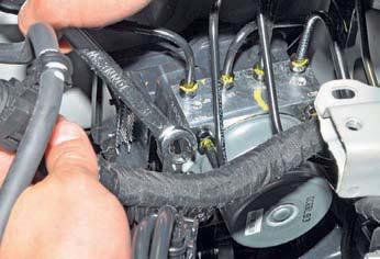 Отворачиваем две тормозные трубки, соединяющиеся с главным тормозным цилиндром и четыре трубки, подводящие тормозную жидкость к тормозным механизмам передних и задних колес на автомобиле Hyundai Solaris