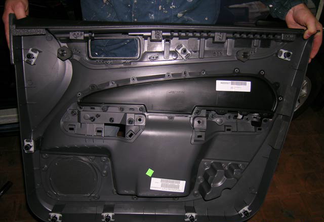 Расположение пистонов с внутренней стороны обивки передней двери Ford Focus 2