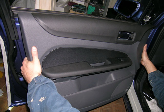 Отделяем обивку двери от внутренней панели и снимаем ее на Ford Focus 2