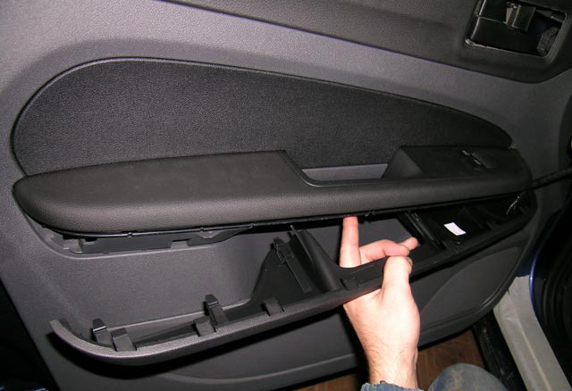 Снимаем нижнюю накладку подлокотника Ford Focus 2