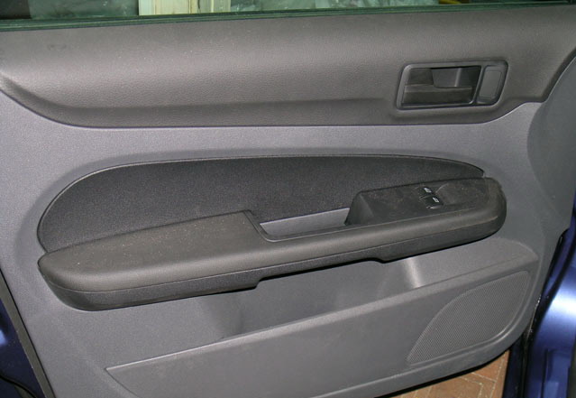 Установленная обивка передней двери Ford Focus 2