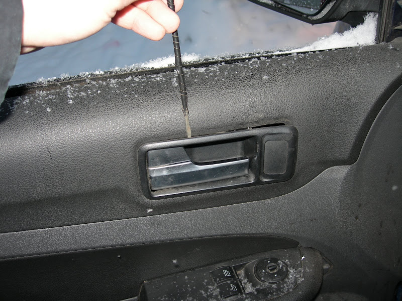 Поддеваем декоративную рамку внутренней ручки двери Ford Focus 2