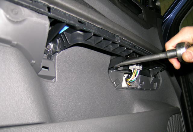 Отворачивааем болты крепления подлокотника к монтажной панели двери Ford Focus 2