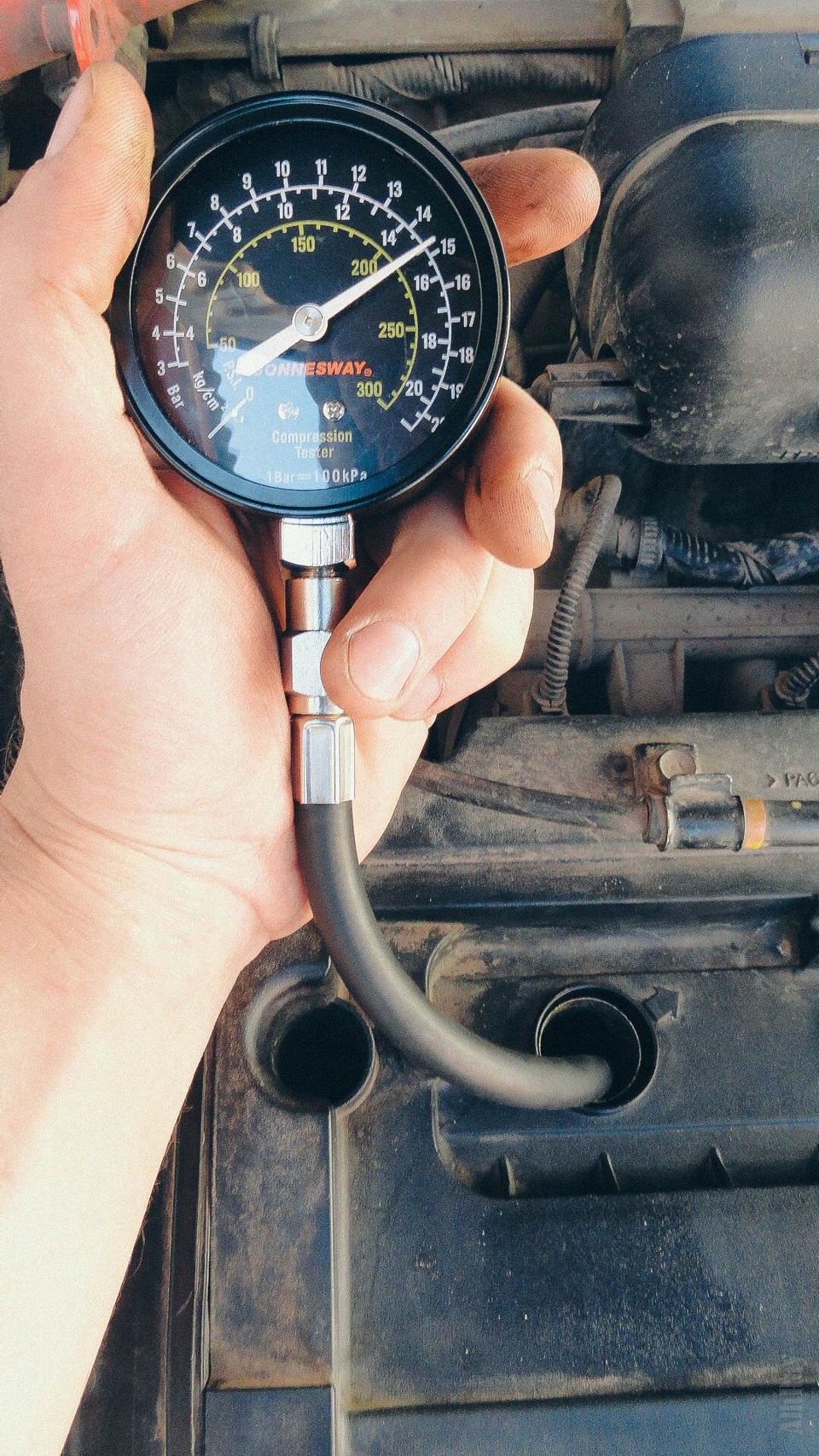 Вверните компрессометр в свечное отверстие проверяемого цилиндра на автомобиле Hyundai Solaris