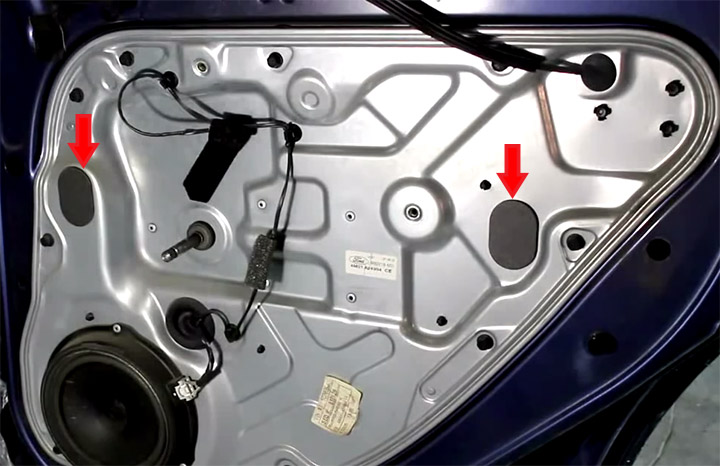 Расположение резиновых заглушек технологических отверстий задней двери Ford Focus 2