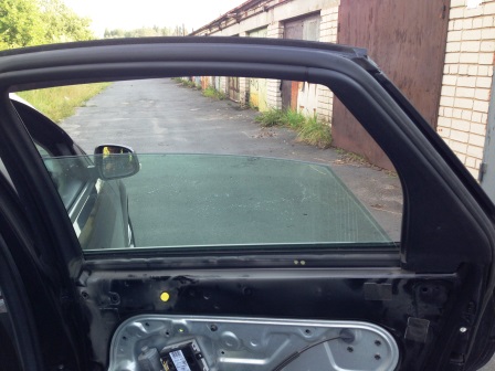 Установка стекла в положение, при котором болты крепления располажатся напротив технологических отверстий в двери Ford Focus 2
