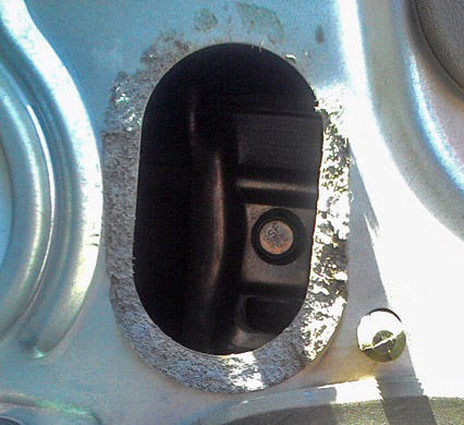 Выставление головки болта крепления стекла в технологическое отверстие двери Ford Focus 2