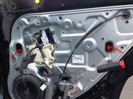 Ослабление затяжки переднего и заднего болтов крепления стекла Ford Focus 2