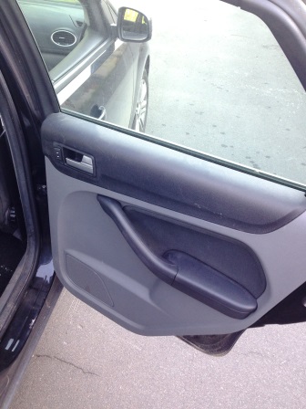 Задняя дверь с установленным стеклом на Ford Focus 2