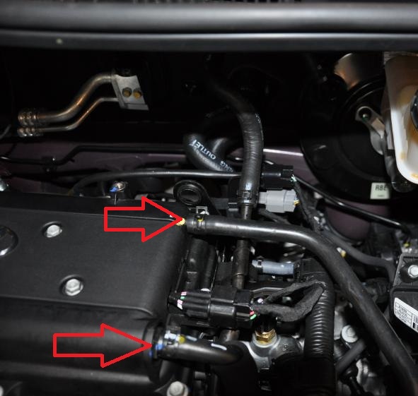 Отсоедините от патрубка крышки головки блока оба шланга системы вентиляции картера на автомобиле Hyundai Solaris