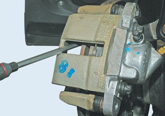 Установка с помощью отвертки тормозного цилиндра суппорта Лада Гранта (ВАЗ 2190)