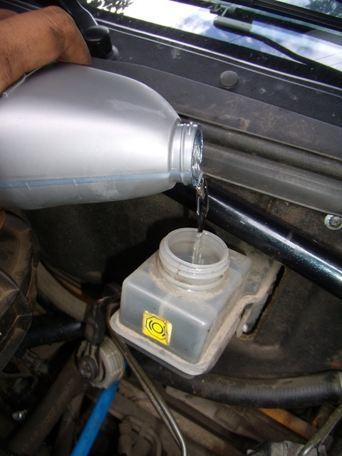 Доливка тормозной жидкости в бачок тормозной системы Лада Гранта (ВАЗ 2190)