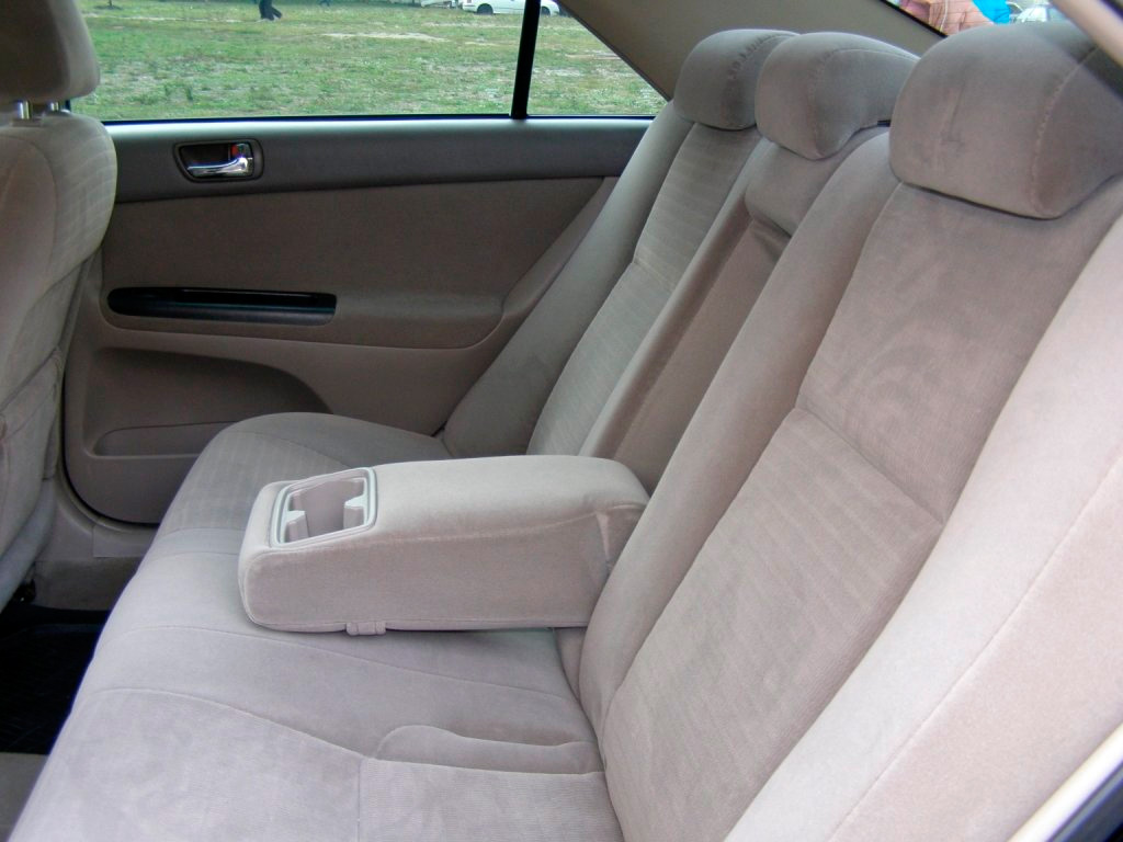 Общий вид задних сидений Toyota Camry 