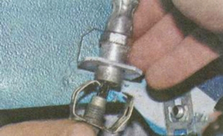 Отсоединение штуцера тормозного шланга от трубки Лада Гранта (ВАЗ 2190)