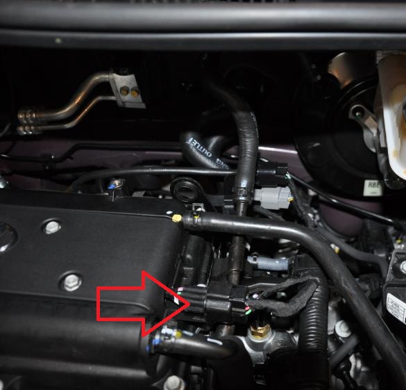 Отсоединяем колодку от жгута проводов катушек зажигания на автомобиле Hyundai Solaris