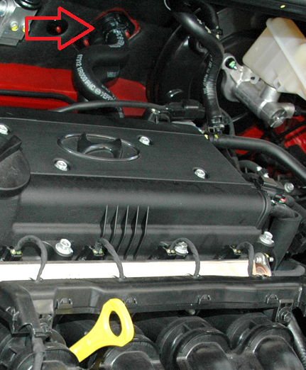 Отсоединяем шланги системы охлаждения от патрубков радиатора отопителя на автомобиле Hyundai Solaris