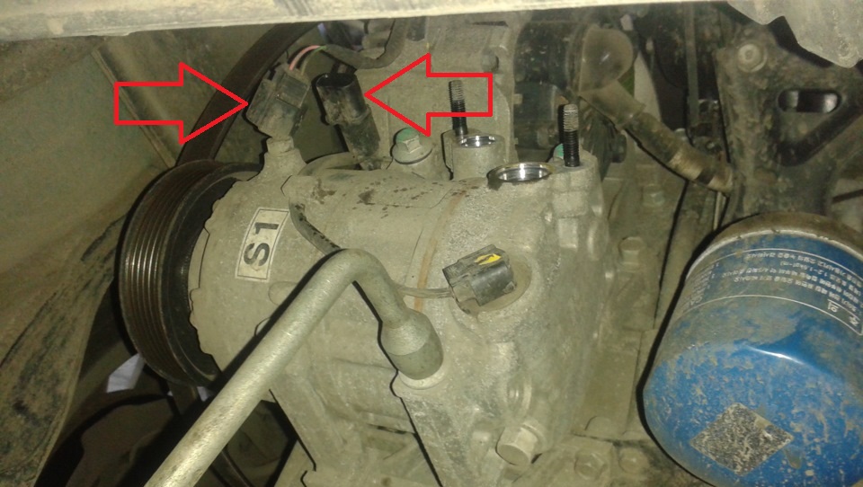 Отсоединяем колодки переднего жгута проводов электромагнитной муфты компрессора кондиционера на автомобиле Hyundai Soalris