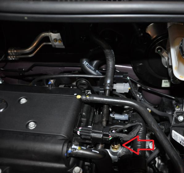Отсоединяем колодки жгута проводов датчика температуры охлаждающей жидкости на автомобиле Hyundai Solaris