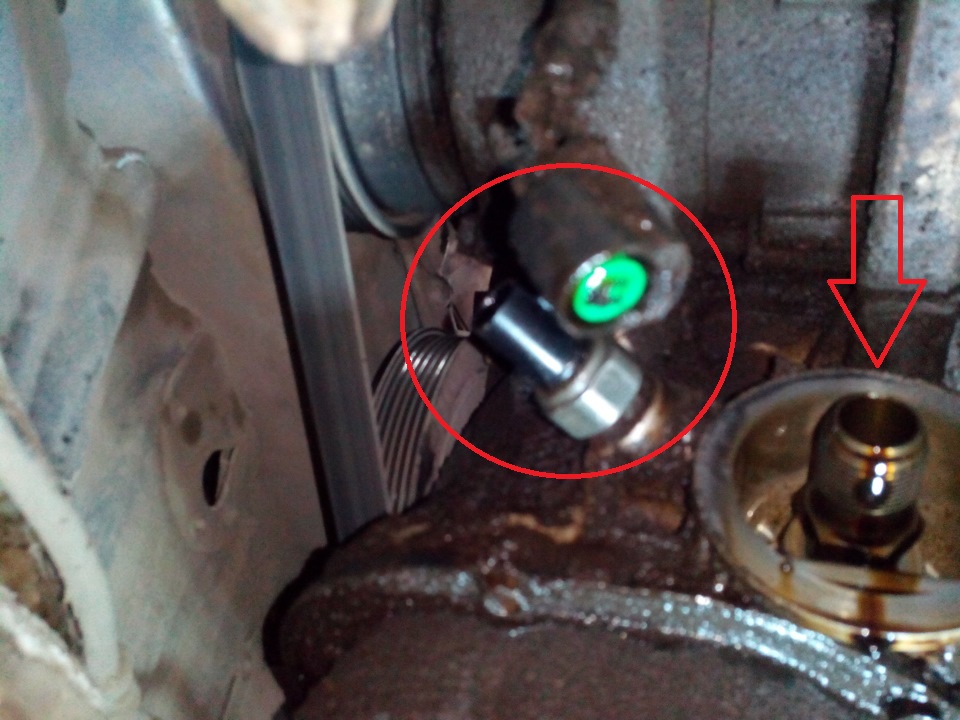 Отсоединяем колодки жгута проводов датчика сигнализатора недостаточного давления масла на автомобиле Hyundai Solaris