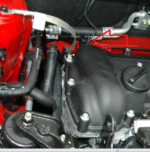 Отсоединяем колодки жгута проводов датчика давления рабочей жидкости гидроусилителя рулевого управления на автомобиле Hyundai Solaris