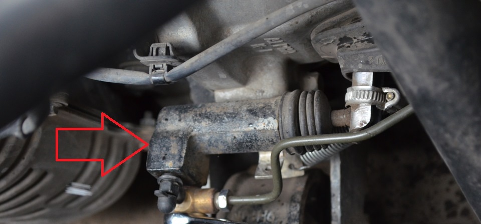 Отсоединяем рабочий цилиндр сцепления от коробки передач, не разъединяя гидропривод сцепления на автомобиле Hyundai Solaris