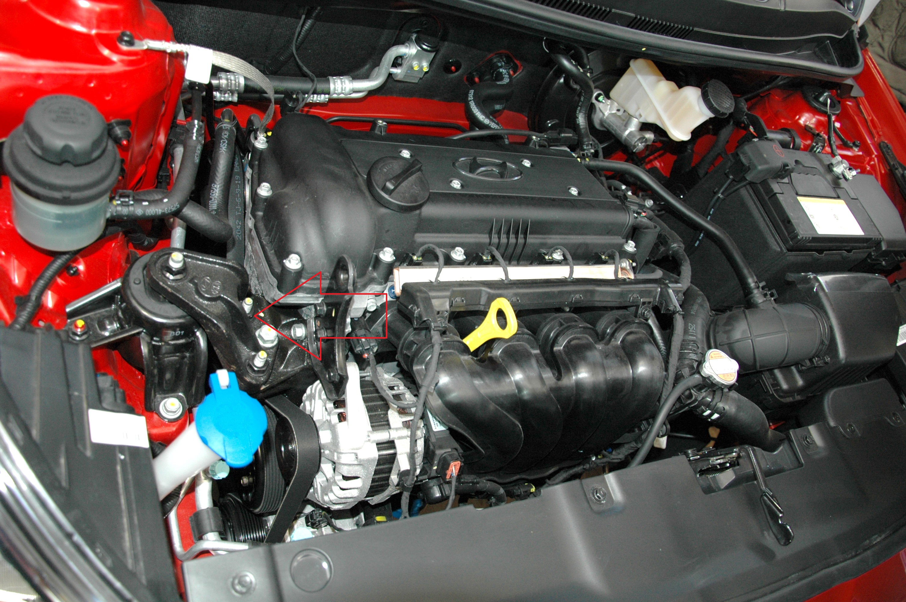 Снимаем правою опору двигателя на автомобиле Hyundai Solaris